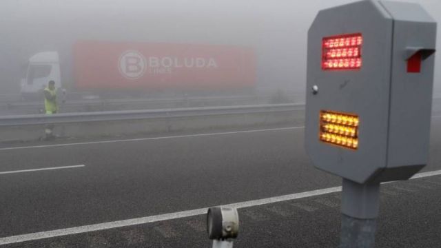 La DGT pone en marcha un sistema de balizas inteligentes para mejorar la conducción con niebla - 1, Foto 1