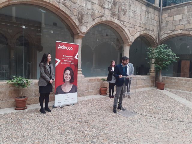 Adecco presenta en Cáceres su iniciativa solidaria relacionada con los Caminos de Guadalupe - 1, Foto 1