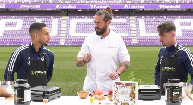 Luis Pérez y Anuar, futbolistas del Real Valladolid, cocinan con el chef Javi Peña una receta de Herbalife Nutrition - 1, Foto 1