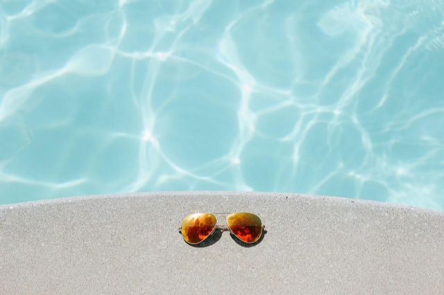 Las piscinas de colores claros y neutros y una iluminación estudiada están siendo tendencia este año, según Piscinas Lara - 1, Foto 1