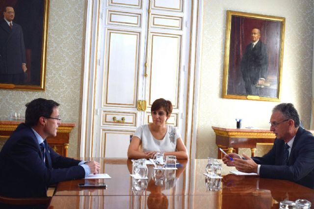 Isabel Rodríguez junto a los alcaldes de Villanueva de la Serena y Don Benito, Foto 1