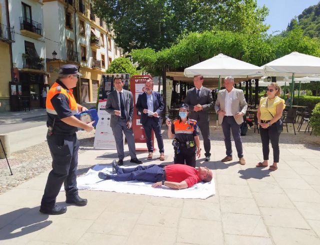 El Ayuntamiento de Granada suma un nuevo desfibrilador en el Paseo de los Tristes con la previsión de contar con doce antes de final de año - 1, Foto 1