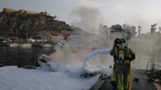 Un incendio ha afectado a 4 embarcaciones en el muelle pesquero de Águilas - 1, Foto 1