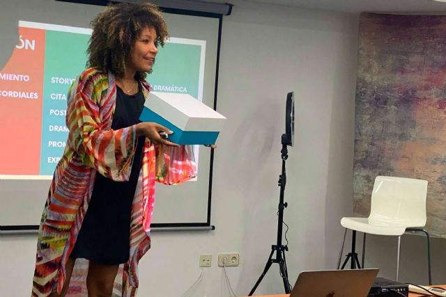 La experta en habilidades de comunicación, Esther Nguema, expone los 8 errores más frecuentes al hablar en público - 1, Foto 1