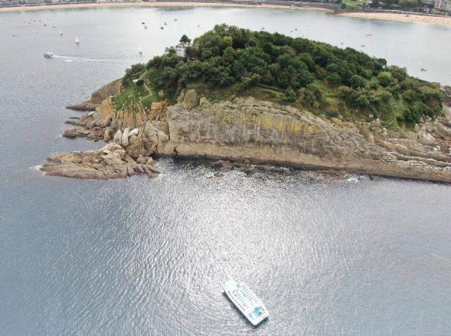 El catamarán de Ciudad San Sebastián permite navegar por la costa donostiarra - 1, Foto 1