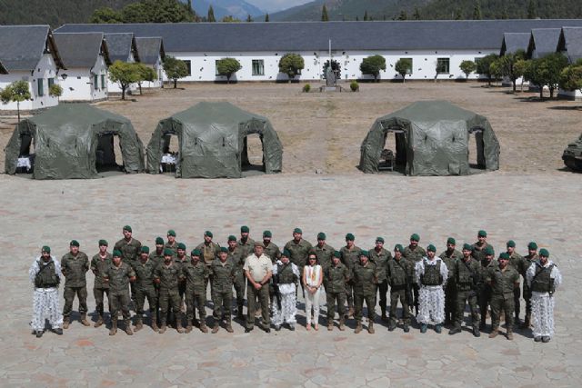 Robles pone en valor el compromiso y la preparación de la Escuela Militar de Montaña y del Regimiento de Infantería ´Galicia´ 64 - 1, Foto 1