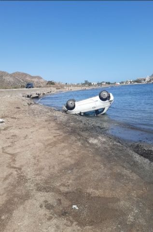 Herida una mujer cuyo vehículo ha caído al agua en la playa de la cola - 1, Foto 1