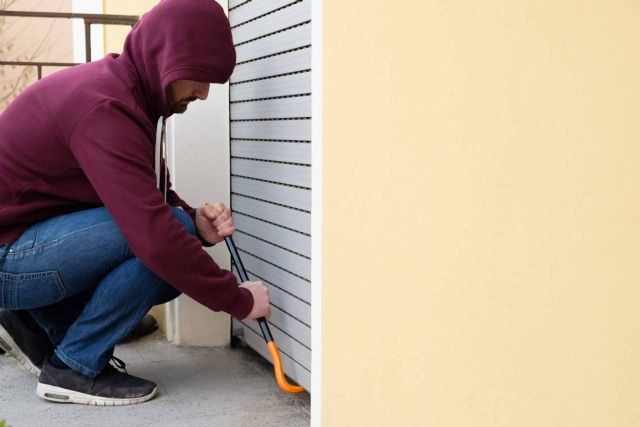 Instalar persianas de seguridad para proteger la casa de posibles robos, de la mano de Mosquiteras Baratas - 1, Foto 1