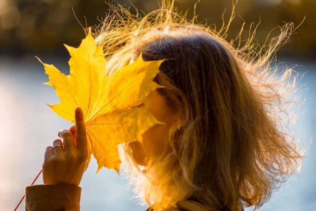 Afrontar la caída capilar estacional en otoño de la mano de la clínica capilar Laura Agrelo - 1, Foto 1