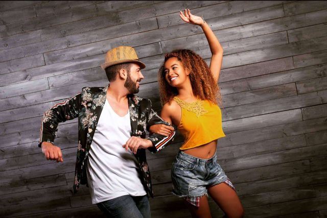 La escuela de baile Txiki Bastida imparte cursos gratuitos de bachata y salsa - 1, Foto 1