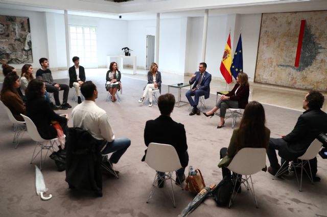 Pedro Sánchez recibe a un grupo de jóvenes españoles que participarán en la COP27 - 1, Foto 1