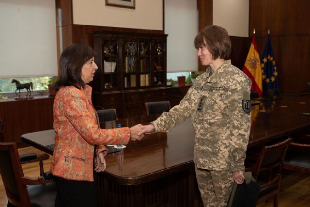 Robles recibe a la coronel del Ejército ucraniano que coordina el adiestramiento de los militares ucranianos en España - 1, Foto 1