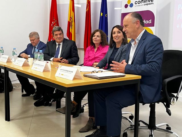 El ministro Escrivá visita el proyecto piloto de inclusión de mujeres migrantes en la Región de Murcia - 1, Foto 1