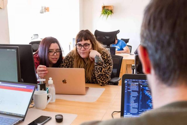 Ser un profesional de la industria tecnológica estudiando programación - 1, Foto 1