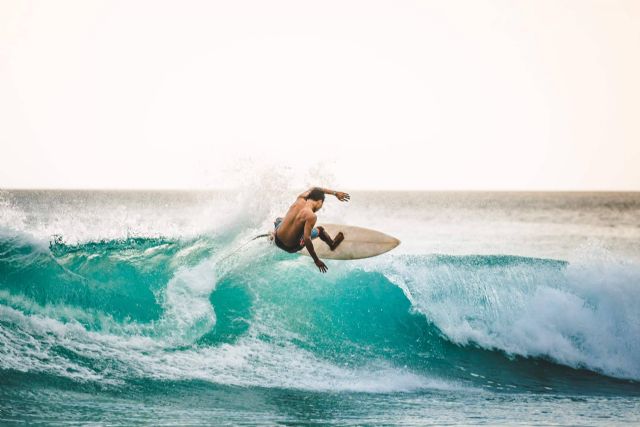 La playa de Berria es un lugar donde se puede practicar surf de la mano de Watsay Surf School - 1, Foto 1