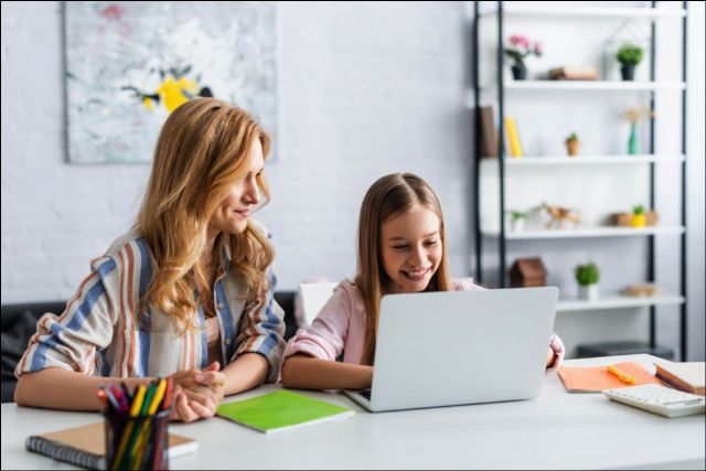 Los españoles, entre los padres y madres más protectores de sus hijos, según una encuesta realizada en 10 países por la plataforma educativa Novakid - 1, Foto 1