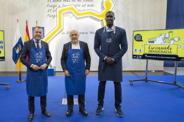 Vicky Rosell, Carla Antonelli, Antonio Morales y Sitapha Savané cocinan democracia en el Mercado Central - 1, Foto 1