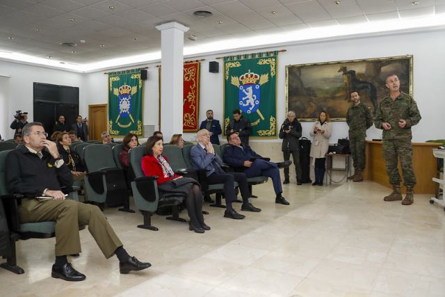 Robles supervisa en el Centro de Mantenimiento de Sistemas Acorazados y en el Laboratorio Central los avances tecnológicos para la futura Base Logística de Córdoba - 1, Foto 1