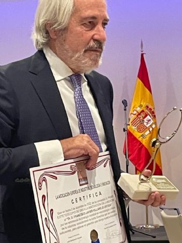 El neurocirujano Francisco Villarejo recibe el Premio Estetoscopio de Oro a la Innovación en la Medicina 2022 - 1, Foto 1