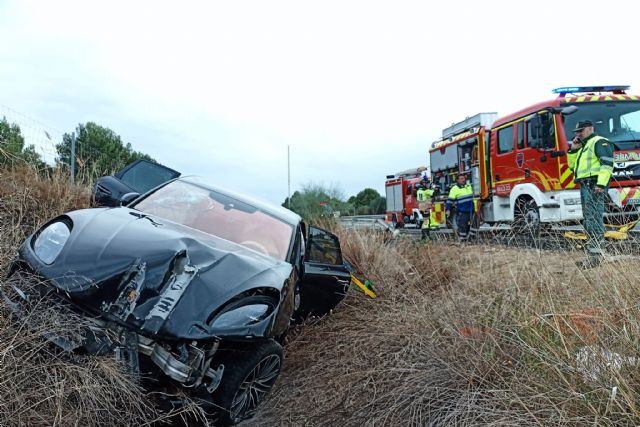 Rescatan y trasladan al hospital al conductor de un turismo accidentado en la vía rápida RM-15, en Cehegín - 1, Foto 1