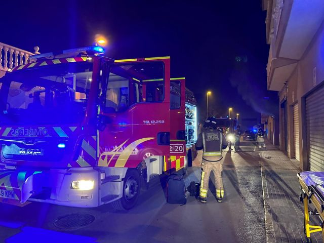 Servicios de emergencia han extinguido un incendio en un garaje de un edificio en Torre Pacheco - 1, Foto 1