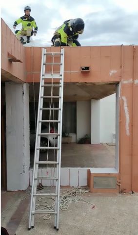 Servicios de emergencias rescatan a un hombre encerrado en una vivienda de La Manga y lo trasladan al hospital - 1, Foto 1