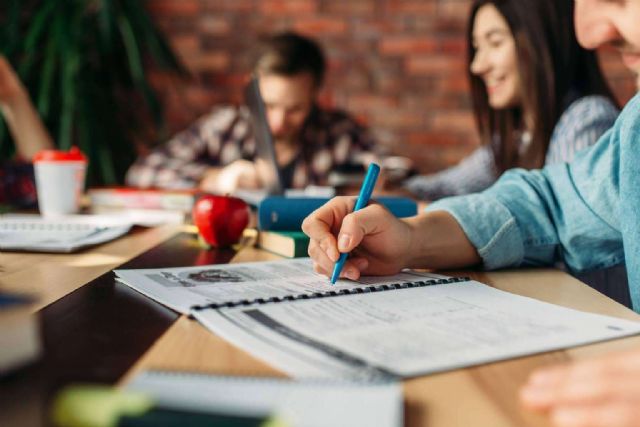 El Instituto de Estudios y Empleo ofrece cursos para trabajar en España - 1, Foto 1