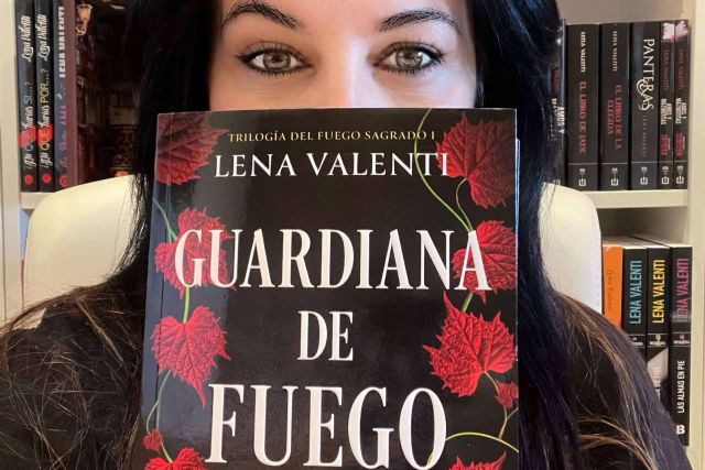 La escritora bestseller badalonense, Lena Valenti, presenta su sorprendente trilogía del ´Fuego Sagrado´ - 1, Foto 1