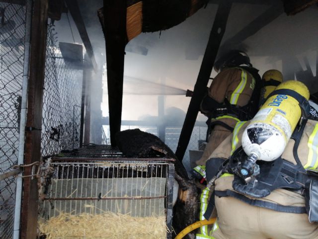 Bomberos extinguen el incendio de una casa en Lorca - 1, Foto 1