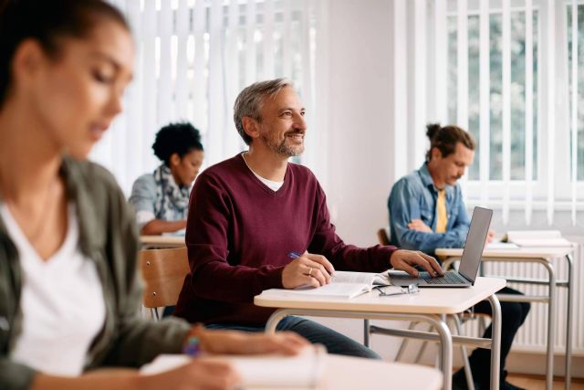 Luis Vera Oposiciones, la academia de oposiciones que forma a aquellos que buscan un trabajo como funcionario - 1, Foto 1