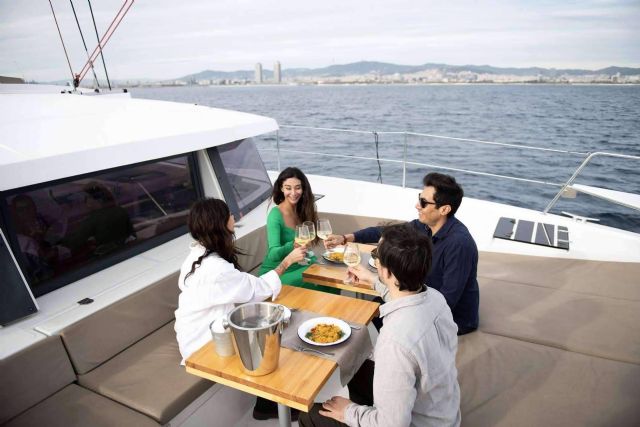 Disfrutar de la comida española más conocida a bordo de un barco en la costa de Barcelona, con Sondevela - 1, Foto 1