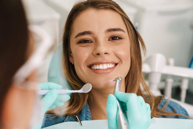 Beneficios de realizarse tratamientos de estética dental en verano, de la mano de Clínica Dental Delgado - 1, Foto 1