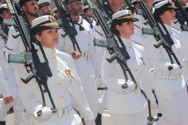 Los Reyes presiden el desfile del Día de las Fuerzas Armadas en Granada - 1, Foto 1