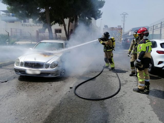 Bomberos extinguen el incendio de un vehículo en Molina de Segura - 1, Foto 1