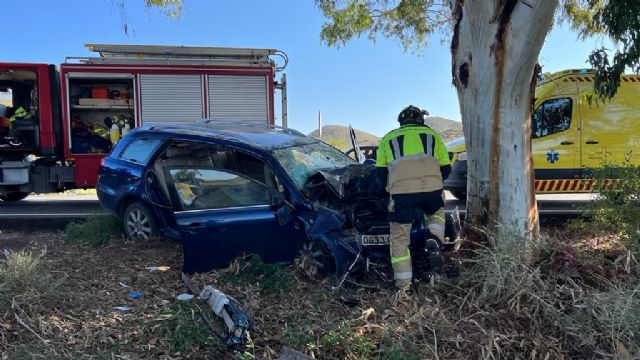 Dos mujeres atrapadas y heridas en un accidente de tráfico con un solo coche implicado en Lorca - 1, Foto 1