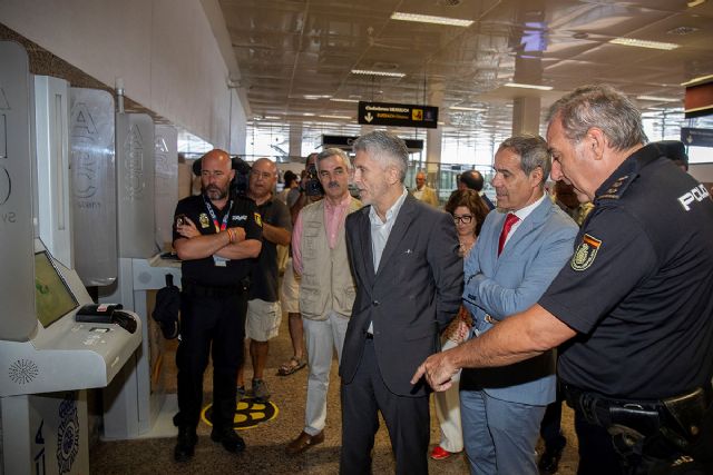 Grande-Marlaska visita en Algeciras el dispositivo de la Operación Paso del Estrecho - 1, Foto 1