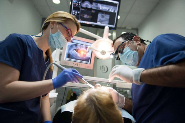 La clínica especializada en odontología estética y ortodoncia en Sevilla, Dental Implantologie - 1, Foto 1