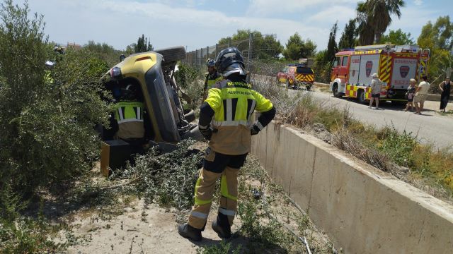 Una mujer resulta herida en un accidente de tráfico en Camino de Vera - 1, Foto 1