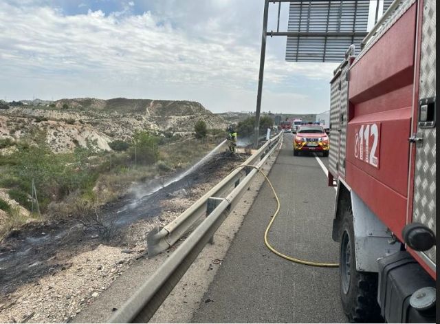 Bomberos apagan fuego de vehículo y matorrales en Molina de Segura - 1, Foto 1