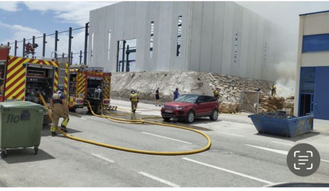 Bomberos apagan fuego de Palés en el polígono industrial Saprelorca - 1, Foto 1