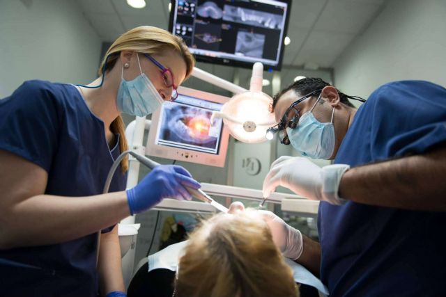 ¿Dónde encontrar un dentista Sevilla que atiende urgencias odontológicas las 24h del día? En la clínica Dental Implantologie - 1, Foto 1