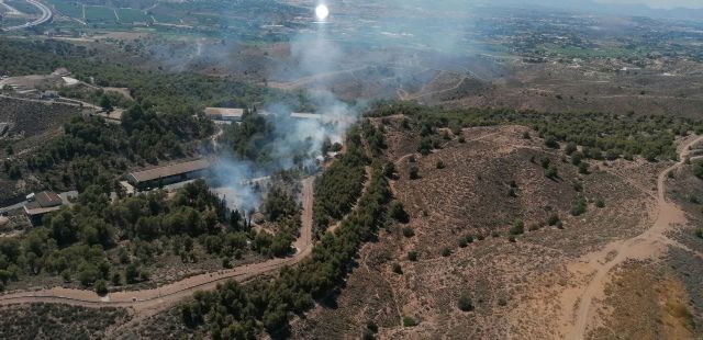 Apagan el incendio en una zona boscosa en las instalaciones de una empresa en Murcia - 1, Foto 1