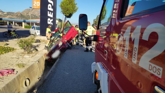 Servicios de emergencias rescatan y trasladan al hospital a un hombre herido en accidente de tráfico en Cieza - 1, Foto 1