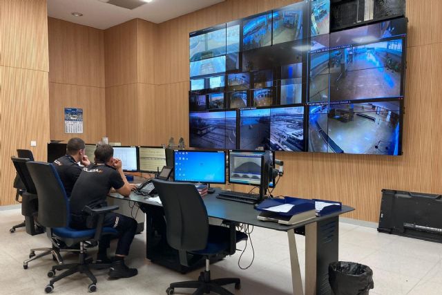 Dos policías nacionales en un centro de control, Foto 1