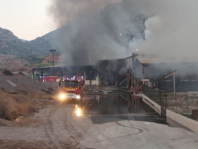 Incendio en una planta de gestión de residuos del Valle de Escombreras, Cartagena - 1, Foto 1