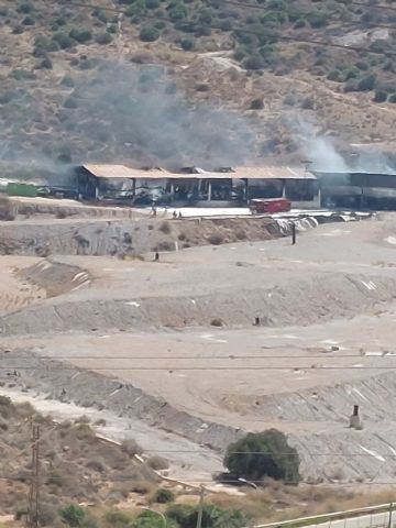 Mantienen esta noche un dispositivo de vigilancia en el incendio de la planta de gestión de residuos del Valle de Escombreras - 1, Foto 1