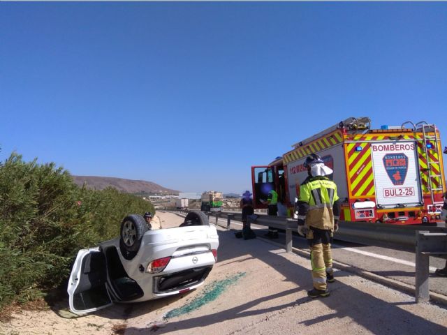 Servicios emergencia han intervenido en un accidente de tráfico, dónde un vehículo a volcado en la A-30 dirección Cartagena, Cieza - 1, Foto 1