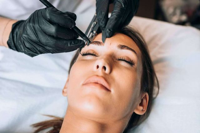 Microblading de cejas es una técnica de maquillaje permanente para unas cejas pelo a pelo en Alicante - 1, Foto 1