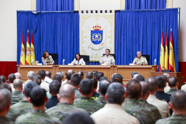 La ministra de Defensa destaca la excelencia en la formación de la Escuela de Guerra del Ejército de Tierra - 1, Foto 1