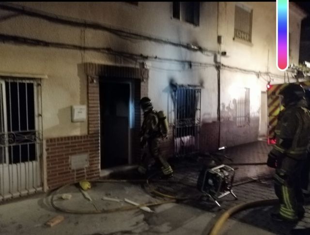 Bomberos apagan la pasada noche un incendio de vivienda en Lorca - 1, Foto 1